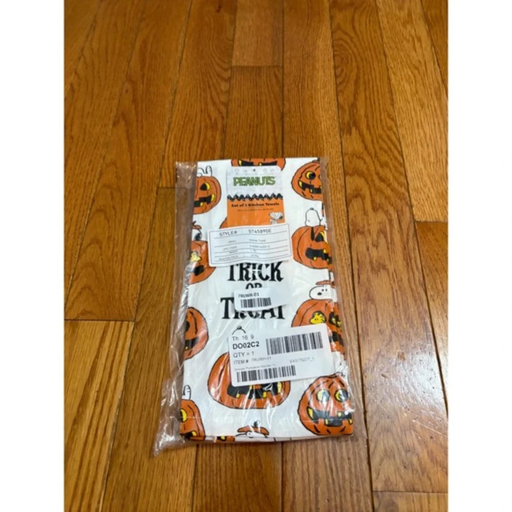 Peanuts Snoopy Halloween Trick or Treat Kitchen Towels Set of 2‎ Jack O Lantern